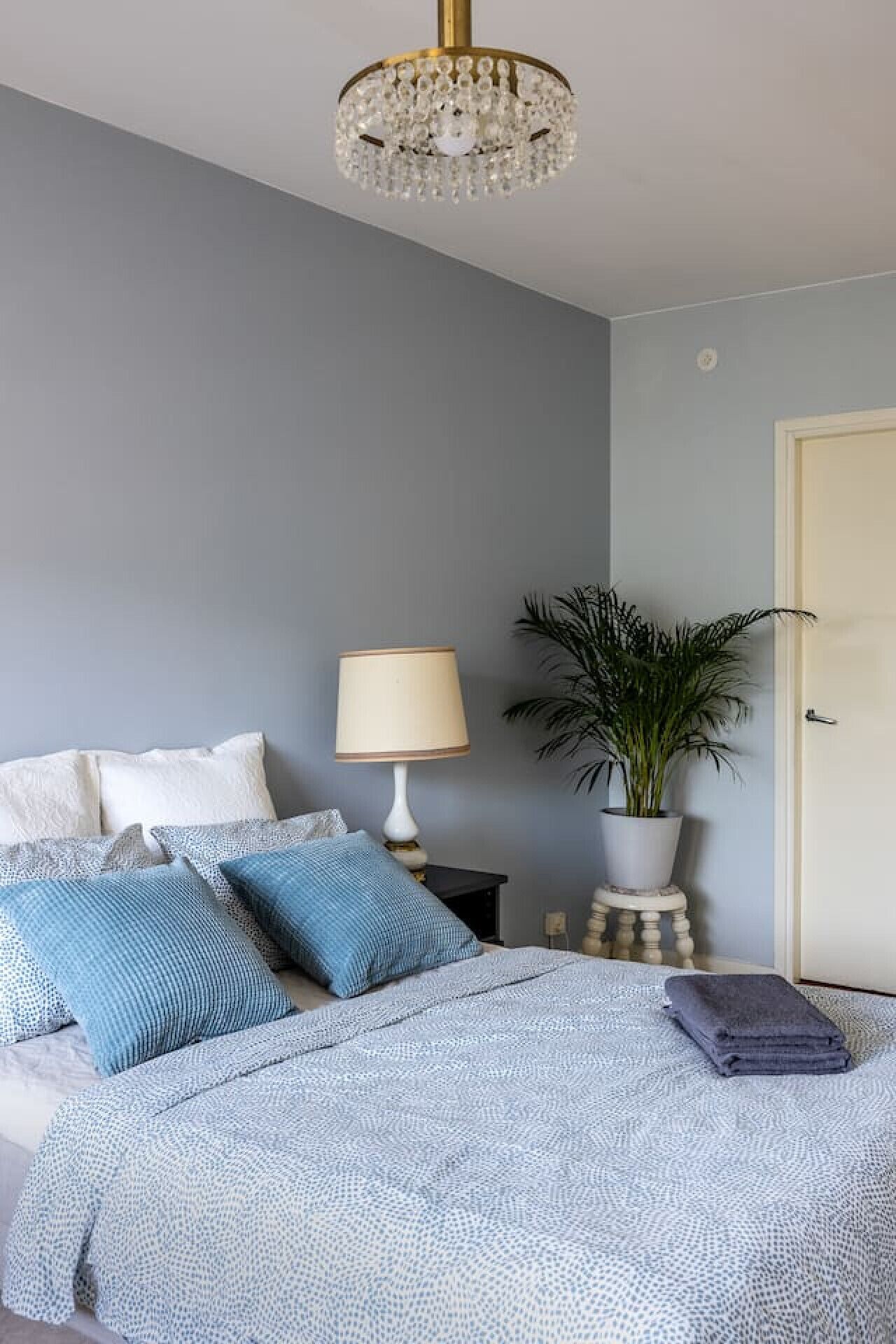 Skrivbord, strykjärn/strykbräda, resesäng och wi-fi