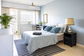 Skrivebord, strykejern/-brett, reiseseng for barn og wi-fi