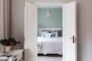 Iron/ironing board, travel cot, WiFi, bed sheets