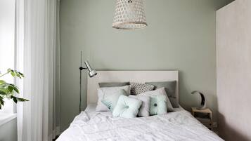 Silitysrauta/-lauta, vauvan matkasänky, Wi-Fi, vuodevaatteet