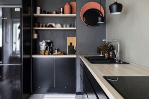 Kühlschrank, Mikrowelle, Ofen, Herdplatte