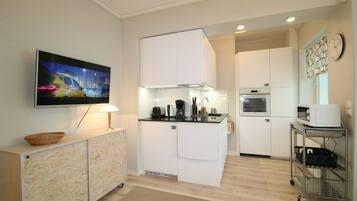 Coffee/tea maker, cookware/dishes/utensils