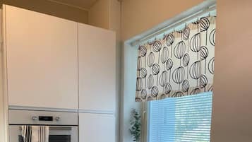 Coffee/tea maker, cookware/dishes/utensils