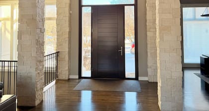 Luxury Bearpath Home - Twin Cities Getaway