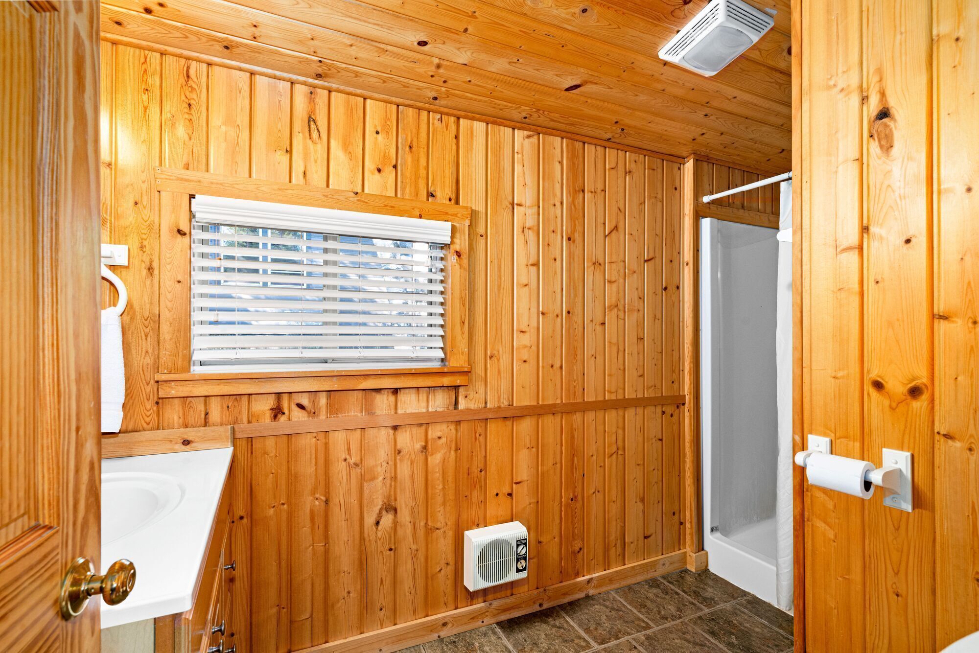 Douche, sèche-cheveux, serviettes fournies