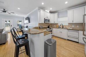 Mikroaaltouuni, uuni, liesi, astianpesukone