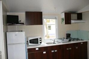 Réfrigérateur, micro-ondes, plaque de cuisson