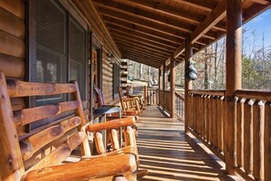 Terrace/patio - Bearfoot Retreat | Hot Tub (Sevierville)