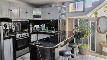 Micro-ondas, cafeteira/chaleira, talheres/pratos/utensílios de cozinha