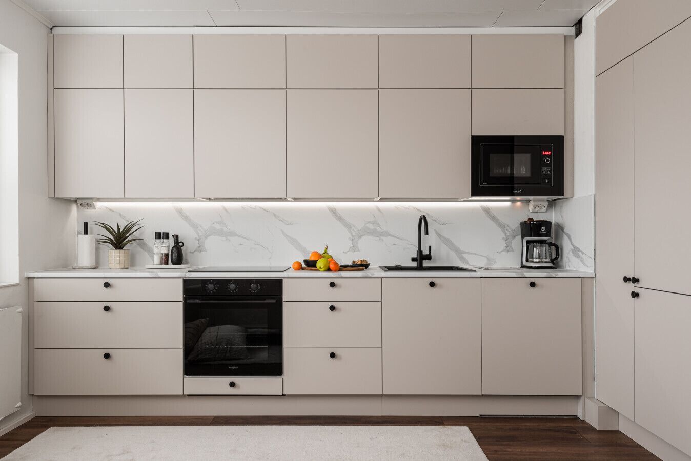 Jääkaappi, mikroaaltouuni, uuni, liesi