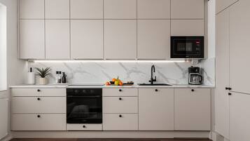 Jääkaappi, mikroaaltouuni, uuni, liesi