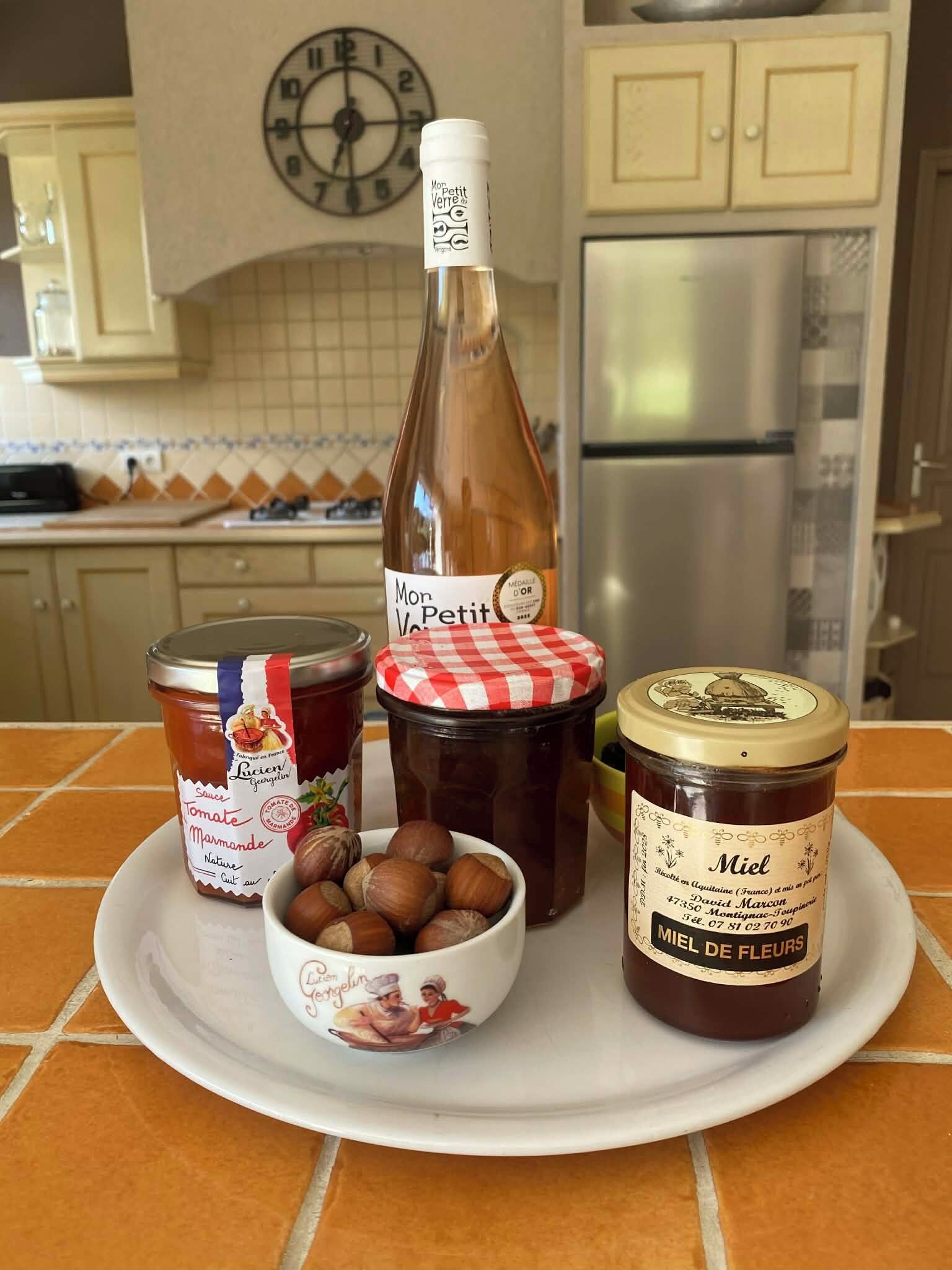 Kylskåp, mikrovågsugn, ugn och spishäll