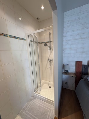 Douche, sèche-cheveux, serviettes fournies, savon