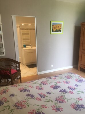 Iron/ironing board, WiFi, bed sheets