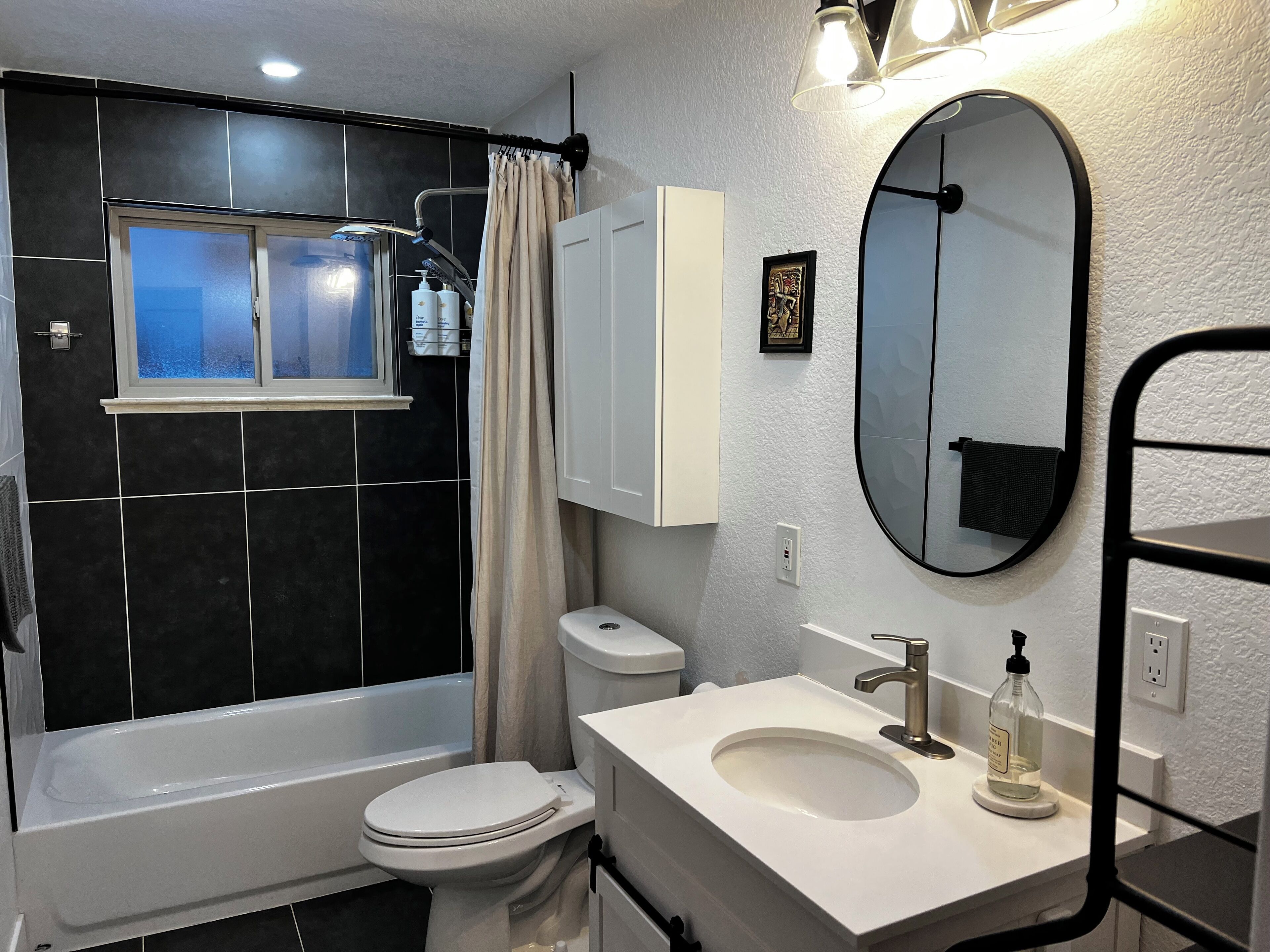 Een douche, een haardroger, handdoeken, zeep