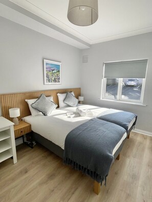 2 bedrooms, iron/ironing board, travel cot, free WiFi - Stylish City Retreat 2 - sleeps 6 (Galway)