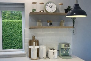 Fridge, microwave, dishwasher, coffee/tea maker - Stylish City Retreat 2 - sleeps 6 (Galway)