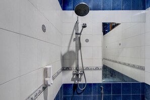 Shower, towels - Hotel O Bimo Inn Guest House (Yogyakarta)