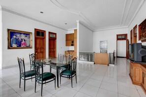 Lobby sitting area - Hotel O Bimo Inn Guest House (Yogyakarta)
