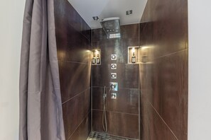 Shower, jetted tub, hair dryer, towels