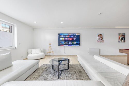 Luxury bungalow with heated private pool, sauna & discreet and central location.