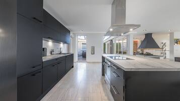 Geladeira, fogão, cooktop, lava-louças