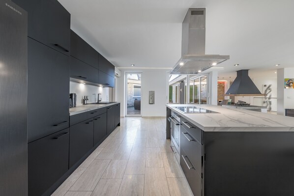 Fridge, oven, stovetop, dishwasher