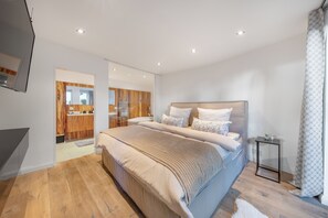 Desk, iron/ironing board, WiFi, bed sheets