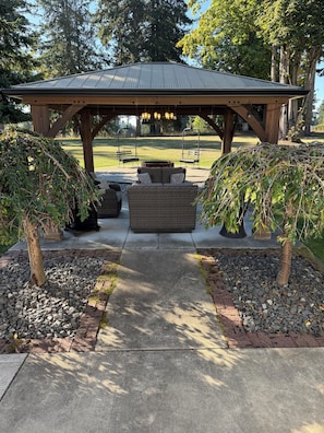 Terrace/patio - Peaceful-Cozy Home!
Modern Touches & Outdoor
Space! (Buckley)