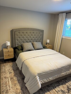 Een strijkplank/strijkijzer, wifi, beddengoed