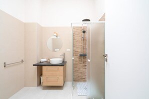 Deluxe House, Patio, Garden View | Bathroom - la favorita holiday house (San Vito dei Normanni)