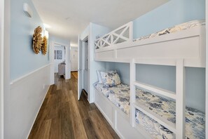 Silitysrauta/-lauta, Wi-Fi, vuodevaatteet