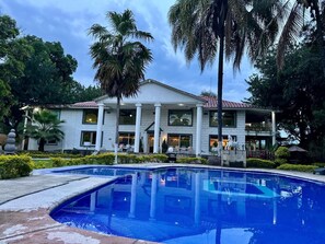 2 piscines extérieures, parasols de plage, chaises longues
