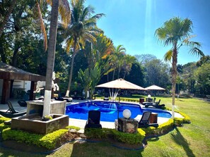 2 kolam renang outdoor, dengan payung kolam renang dan kursi berjemur