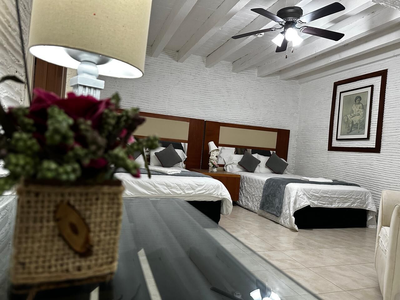 Espacio para trabajar con laptop y wifi gratis 