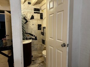 Kamar Double Deluks, pemandangan kebun | Kamar mandi | Handuk, sabun, sampo, dan tisu toilet