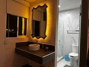 Toallas, jabón, shampoo, papel higiénico