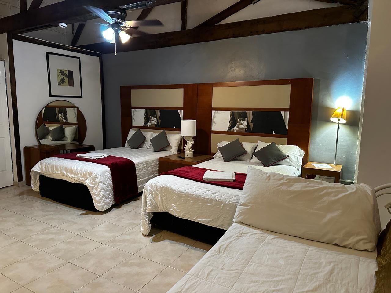 Espacio para trabajar con laptop y wifi gratis 