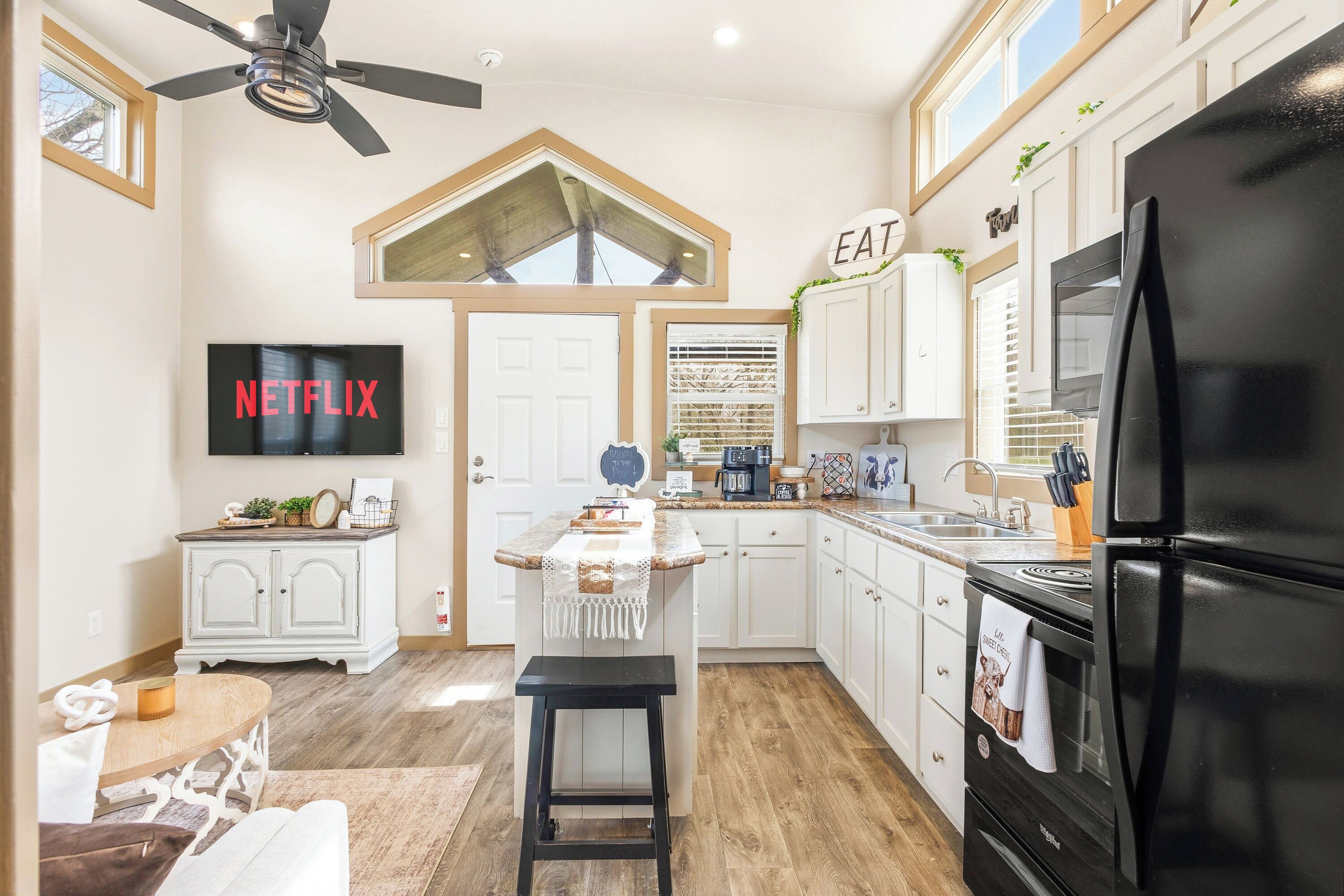 Réfrigérateur, micro-ondes, four, plaque de cuisson