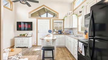 Jääkaappi, mikroaaltouuni, uuni, liesi