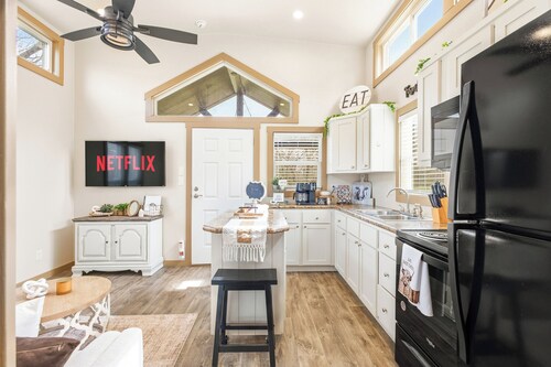 Romantic Tiny Home with Pond, Pier & Firepit