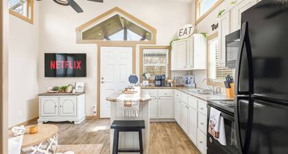 Romantic Tiny Home with Pond, Pier & Firepit