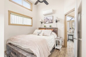 1 Schlafzimmer, Reisekinderbett, kostenloses WLAN, Bettwäsche