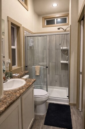 Dusch, handdukar, tvål och toalettpapper