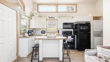 Jääkaappi, mikroaaltouuni, uuni, liesi