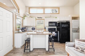 Fridge, microwave, oven, stovetop - Romantic Tiny Home with Pond, Pier & Firepit (Denison)