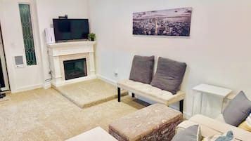 智能电视、壁炉、书