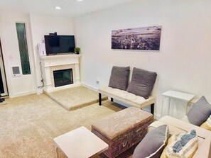 Smart TV, chimenea y libros 