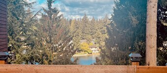 Cozy 2-bedroom cottage in a golf course Community on a Lake