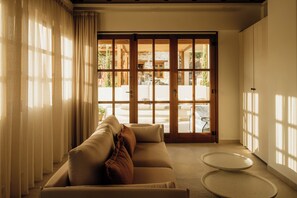 TV - Relaxing villa w/ panoramic views, jacuzzi & BBQ – close to beach (Nikiti)